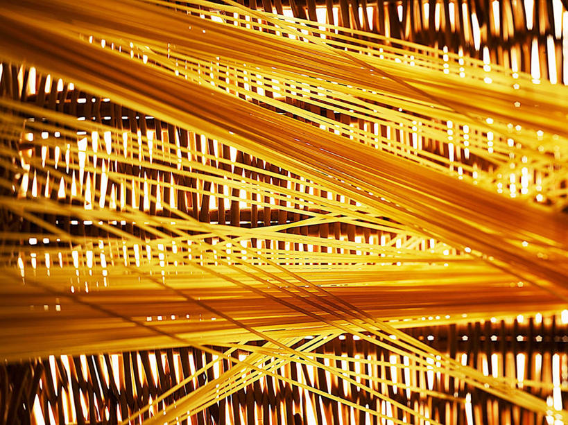 面食,面条,意大利面,无人,横图,俯视,室内,特写,白天,西餐,桌面,桌子,阴影,反射,木制,影子,面,料理,食品,背光,凌乱,食物,黄色,木制品,西式,混乱,逆光,纷乱,缭乱,庞杂,彩图,高角度拍摄