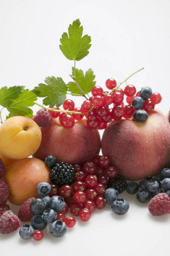 无人,竖图,俯视,室内,特写,白天,植物,桌面,桌子,苹果,浆果,蓝莓,水果,叶子,一堆,许多,阴影,堆叠,堆积,新鲜,反射,木制,纹理,影子,灯笼果,生食,食品,果实,绿叶,很多,食物,绿色,木制品,嫩叶,有机食品,绿色食品,堆,甜橙,红醋栗,肌理,叶,叶片,叶脉,山都柿,蓝浆果,蓝靛果,醋栗,橙子,橙,彩图,高角度拍摄,鹄壳,黄橙,黄果,金橙,金环,金球,糖橙