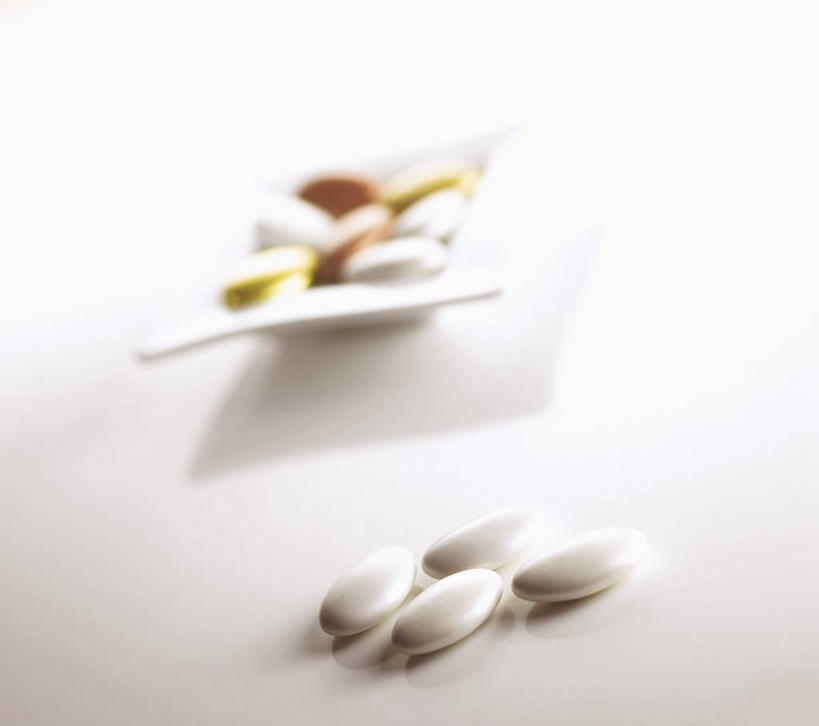 无人,横图,俯视,室内,特写,白天,白色背景,桌面,桌子,餐具,阴影,反射,木制,碟子,盘,影子,食品,糖,糖果,甜点,甜品,食物,一个,盘子,木制品,碟,甜食,巧克力,摄影,影棚,单个,朱古力,彩图,高角度拍摄,影棚拍摄,拍摄