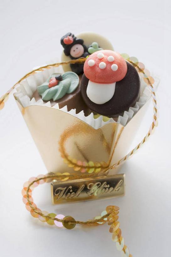 无人,竖图,俯视,室内,特写,白天,白色背景,桌面,桌子,礼盒,礼物,一堆,阴影,堆叠,堆积,反射,木制,影子,纸盒,食品,糖,糖果,甜点,甜品,软糖,盒子,食物,包装盒,木制品,礼品盒,甜食,摄影,礼品,影棚,堆,彩图,高角度拍摄,影棚拍摄,拍摄