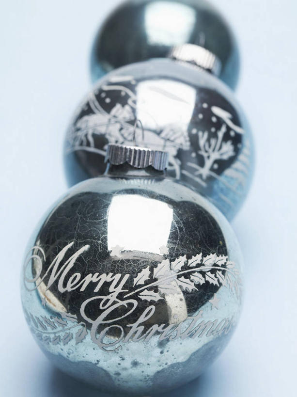 无人,竖图,俯视,室内,特写,白天,纯洁,桌面,桌子,静物,圣诞节,一排,阴影,节日,庆祝,整齐,装饰,反射,木制,英文,标志,挂饰,文字,影子,字符,字母,银色,圣诞球,文化,标识,球,排列,三个,木制品,庆典,球体,摄影,信仰,影棚,纪念,英文字母,华丽,修饰,点缀,队列,高贵,衬托,美观,雅致,雅观,彩图,高角度拍摄,影棚拍摄,拍摄