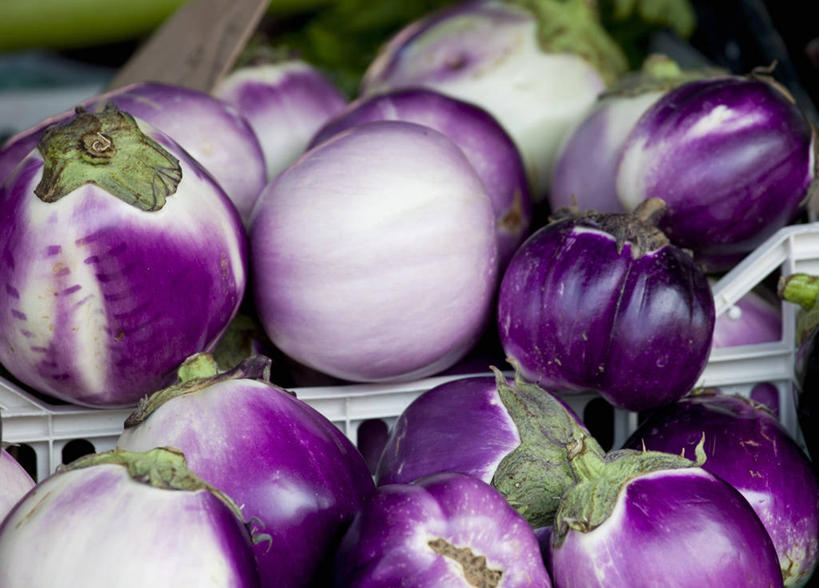 无人,横图,俯视,室内,特写,白天,茄子,蔬菜,一堆,许多,阴影,堆叠,堆积,朦胧,模糊,新鲜,反射,影子,食品,很多,食物,紫色,有机食品,绿色食品,堆,落苏,酪酥,昆仑瓜,矮瓜,彩图,高角度拍摄