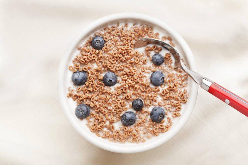 牛奶,无人,横图,俯视,室内,特写,白天,白色背景,早餐,桌面,桌子,浆果,蓝莓,餐具,水果,金属制品,阴影,新鲜,反射,金属,木制,叉子,影子,陶瓷,谷物,生食,食品,果实,陶瓷制品,饮品,营养,美食,饮食,食物,饮料,一个,木制品,容器,碗,保健,摄影,有机食品,绿色食品,影棚,单个,储藏,麦片,乳制品,奶,牛乳,储存,餐叉,安神,进餐用具,山都柿,蓝浆果,蓝靛果,彩图,高角度拍摄,影棚拍摄,拍摄,贮存