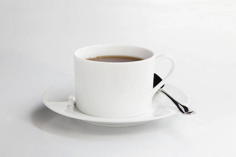 咖啡,无人,横图,俯视,室内,特写,白天,白色背景,幸福,桌面,桌子,杯子,餐具,金属制品,阴影,反射,金属,木制,瓷器,碟子,盘,影子,勺子,咖啡杯,陶瓷制品,一杯,娱乐,饮料,一个,盘子,木制品,调羹,碟,汤匙,享受,休闲,温馨,放松,乐趣,摄影,影棚,单个,提神,舒适,瓷杯,醒脑,软饮料,彩图,高角度拍摄,影棚拍摄,拍摄