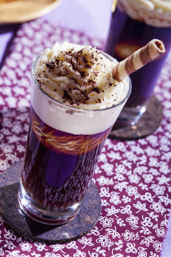 点心,咖啡,无人,竖图,俯视,室内,特写,白天,幸福,桌面,桌子,杯子,阴影,反射,木制,影子,冰,冰块,食品,冰激凌,甜点,甜品,冰咖啡,清凉,娱乐,冷冻,玻璃制品,食物,糕点,饮料,两个,木制品,水杯,甜食,冷饮,奶油,享受,休闲,舒服,温馨,冰淇淋,放松,寒冷,乐趣,冷藏,解暑,冰冷,提神,乳制品,舒适,解渴,醒脑,雪糕,华夫饼,舒爽,窝夫,格子饼,华夫,格仔饼,压花蛋饼,软饮料,冰糕,消暑,保鲜,激凌,克林姆,淇淋,玻璃杯,彩图,高角度拍摄,香草冰淇淋