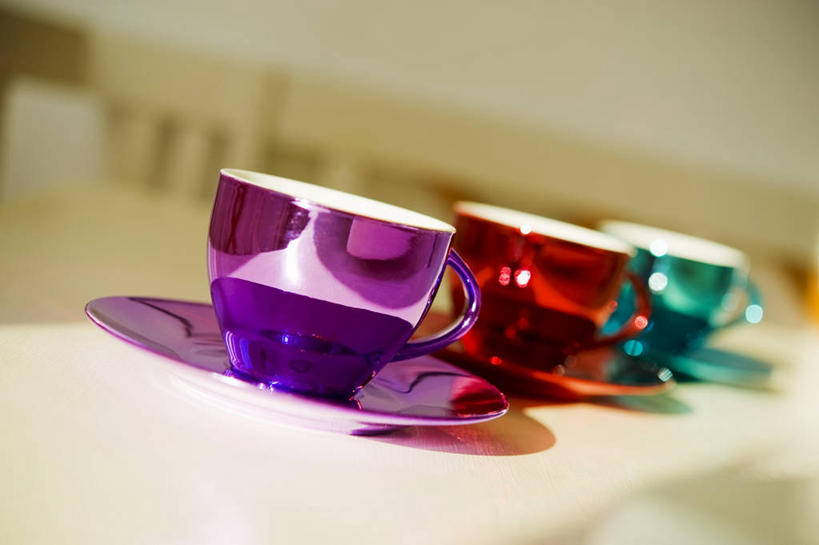 无人,横图,俯视,室内,特写,白天,桌面,桌子,静物,杯子,餐具,一排,阴影,朦胧,模糊,整齐,反射,木制,瓷器,碟子,盘,影子,咖啡杯,陶瓷制品,排列,红色,绿色,紫色,盘子,木制品,碟,队列,瓷杯,彩图,高角度拍摄