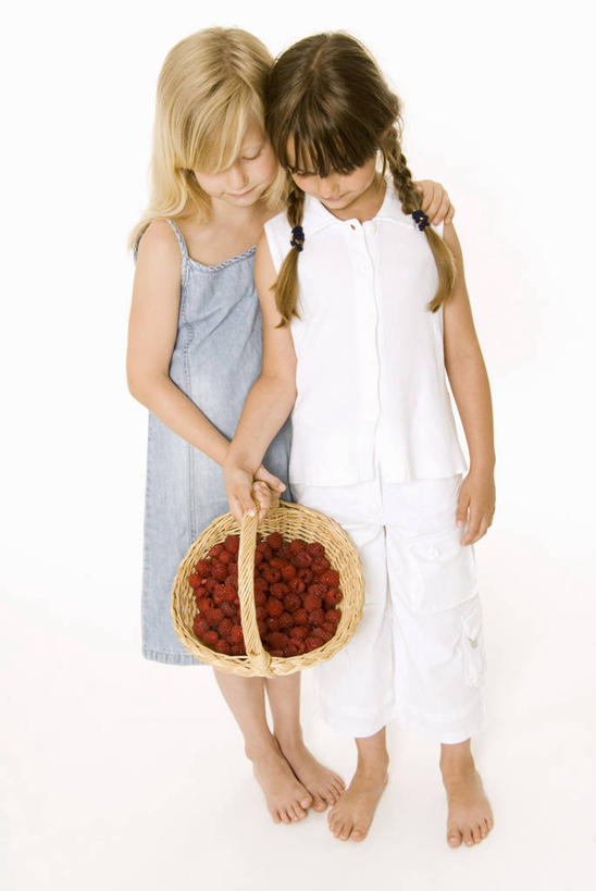 西方人,儿童,两个人,家庭,站,交叉,竖图,俯视,室内,白天,白色背景,裙子,纯洁,竹子,水果,欧洲,欧洲人,一堆,许多,握,堆叠,堆积,竹制,连衣裙,服装,新鲜,编织,篮子,生食,食品,果实,很多,拿,拿着,注视,食物,一个,小孩,衣服,红色,竹篮,低头,观察,看,站着,温暖,温馨,一家人,可爱,童年,童趣,握着,摄影,服饰,有机食品,绿色食品,影棚,单个,观看,竹条,堆,交织,和睦,察看,竹制品,衣着,穿着,关注,山莓,树莓,三月泡,四月泡,山抛子,刺葫芦,悬钩子,馒头菠,高脚菠,龙船泡,泡儿刺,童真,烂漫,无邪,垂头,衣饰,穿插,天真,女孩,女人,女性,白种人,站立,彩图,高角度拍摄,全身,影棚拍摄,拍摄,融洽,女生