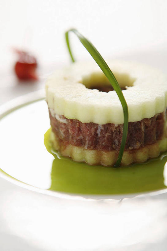 无人,竖图,俯视,室内,特写,白天,植物,桌面,桌子,蔬菜,餐具,阴影,朦胧,模糊,新鲜,反射,木制,碟子,盘,影子,葱,肉,食品,草药,药草,肉类,中药,食物,一个,绿色,自然,盘子,木制品,碟,有机食品,绿色食品,生长,单个,成长,细香葱,香葱,药材,中草药,肉食,中药材,本草,彩图,高角度拍摄