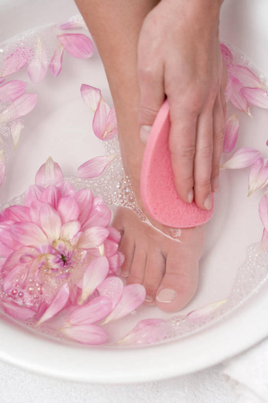 西方人,手,腿部,脚,脚趾,脚趾甲,腿,一个人,竖图,俯视,室内,特写,白天,按摩,化妆,美容,欧洲,欧洲人,仅一个年轻女性,仅一个女性,仅一个人,擦,抚摸,护肤,握,盛开,海绵,陶瓷,陶瓷制品,拿,花蕾,拿着,光脚,花,花瓣,花朵,鲜花,一个,容器,碗,花苞,花蕊,清洁,保养,享受,休闲,赤脚,手部,放松,擦拭,握着,SPA水疗,保健,温泉浴场,单个,储藏,单手,储存,养颜,洗脸海绵,洗脸扑,洗脸绵,揩擦,拭,年轻女性,女人,女性,白种人,脚指甲,矿泉疗养地,半身,彩图,高角度拍摄,水疗,贮存,轻抚