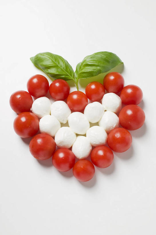 奶酪,无人,竖图,俯视,室内,特写,白天,白色背景,爱情,植物,桌面,桌子,蔬菜,西红柿,小番茄,叶子,阴影,爱心,新鲜,反射,木制,纹理,影子,香料,干酪,起司,食品,绿叶,草药,芝士,浪漫,营养,中药,食物,红色,绿色,木制品,香草,温暖,温馨,心形,嫩叶,乳酪,恩爱,摄影,有机食品,绿色食品,影棚,罗勒,和睦,乳制品,紫苏,药材,中草药,发酵,九层塔,圣约瑟夫草,甜罗勒,兰香,中药材,本草,肌理,马苏里拉,马苏里拉奶酪,马祖里拉,莫扎雷拉,莫兹瑞拉,莫扎里拉,小西红柿,樱桃小番茄,珍珠小番茄,心型,叶,叶片,叶脉,樱桃番茄,圣女果,番茄,彩图,高角度拍摄,影棚拍摄,拍摄,融洽