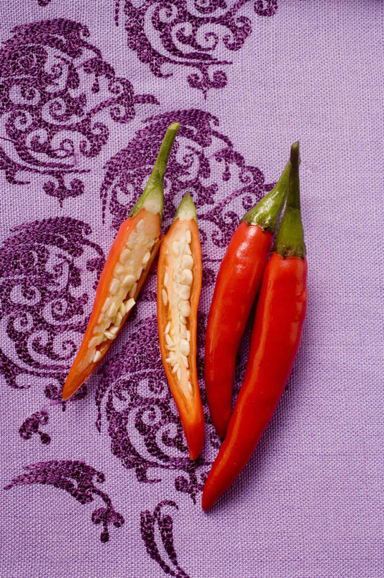 无人,竖图,俯视,室内,特写,白天,桌面,桌子,辣椒,蔬菜,切开,阴影,新鲜,反射,木制,布料,影子,食品,布纹,桌布,食物,红色,餐巾,木制品,台布,切,有机食品,绿色食品,剖面,切面,辣角,红海椒,大椒,辣虎,广椒,辣子,红辣椒,海椒,番椒,彩图,高角度拍摄