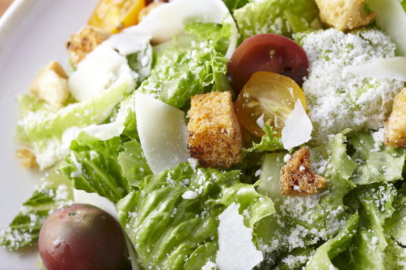 点心,面包,奶酪,无人,横图,俯视,室内,特写,白天,桌面,桌子,蔬菜,蒜,西红柿,餐具,阴影,新鲜,反射,木制,碟子,盘,影子,生菜,莴苣,生食,蔬菜沙拉,干酪,起司,沙拉,食品,面点,芝士,营养,蒜头,色拉,沙律,食物,糕点,一个,盘子,木制品,碟,乳酪,有机食品,绿色食品,单个,色拉酱,乳制品,千岛酱,发酵,春菜,鹅仔菜,莴仔菜,千金菜,叶用莴苣,胡蒜,番茄,大蒜,彩图,高角度拍摄