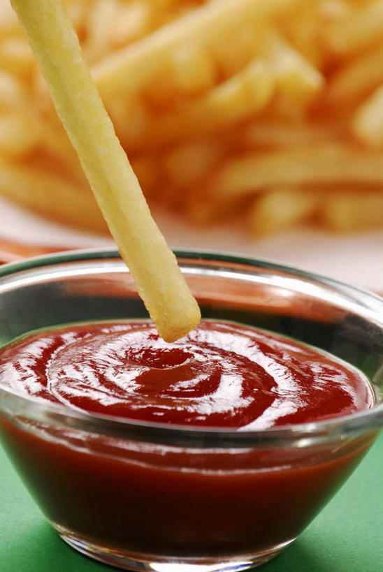 无人,竖图,俯视,室内,特写,白天,烹饪,西餐,餐桌,桌面,桌子,餐具,玻璃,阴影,朦胧,模糊,反射,木制,碟子,盘,影子,调料,酱料,酱汁,茄汁,佐料,料理,食品,调味品,调味料,番茄酱,薯条,酱,菜肴,美食,玻璃制品,食物,一个,盘子,木制品,容器,碟,碗,快餐,西式,佳肴,单个,餐台,储藏,储存,西式快餐,垃圾食品,彩图,高角度拍摄,贮存