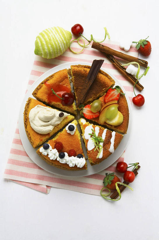 点心,无人,竖图,俯视,室内,特写,白天,白色背景,下午茶,桌面,桌子,餐具,水果,阴影,新鲜,反射,木制,碟子,盘,影子,调味,生食,香料,佐料,食品,甜点,甜品,果实,肉桂,食物,糕点,一个,盘子,餐巾,木制品,碟,甜食,奶油,摄影,有机食品,绿色食品,影棚,单个,配料,乳制品,桂皮,海绵蛋糕,作料,官桂,牡桂,筒桂,香桂,玉桂,激凌,克林姆,淇淋,奶酪蛋糕,乳酪蛋糕,保洁方巾,口布,彩图,高角度拍摄,影棚拍摄,拍摄,蛋糕