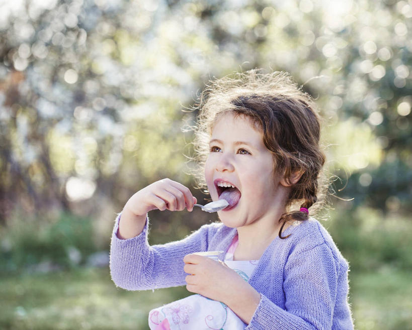 牛奶,西方人,儿童,一个人,站,吃,横图,室外,白天,正面,纯洁,草地,草坪,植物,欧洲,欧洲人,仅一个女性,仅一个人,握,服装,朦胧,模糊,勺子,饮品,营养,拿,拿着,注视,休闲装,酸奶,草,树,树木,饮料,小孩,衣服,绿色,自然,调羹,汤匙,观察,看,站着,张嘴,仅一个小孩,休闲,休闲服,可爱,童年,童趣,握着,服饰,生长,成长,观看,察看,乳制品,奶,关注,发酵,张大嘴巴,童真,烂漫,无邪,优格,优酪乳,天真,女孩,女人,女性,白种人,孩子,张开嘴,嚼,食,站立,半身,彩图,女生