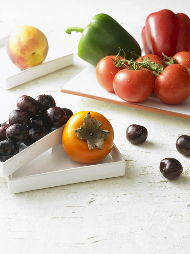 无人,竖图,俯视,室内,特写,白天,白色背景,桌面,桌子,桃子,樱桃,辣椒,蔬菜,西红柿,小番茄,餐具,水果,阴影,新鲜,反射,木制,碟子,盘,影子,生食,食品,果实,蔬果,食物,盘子,木制品,碟,摄影,有机食品,绿色食品,影棚,彩椒,辣角,红海椒,大椒,辣虎,广椒,肺果,小西红柿,樱桃小番茄,珍珠小番茄,樱珠,莺桃,英桃,楔桃,牛桃,荆桃,樱桃番茄,甜椒,柿子椒,圣女果,辣子,海椒,番茄,番椒,灯笼椒,彩图,高角度拍摄,影棚拍摄,拍摄