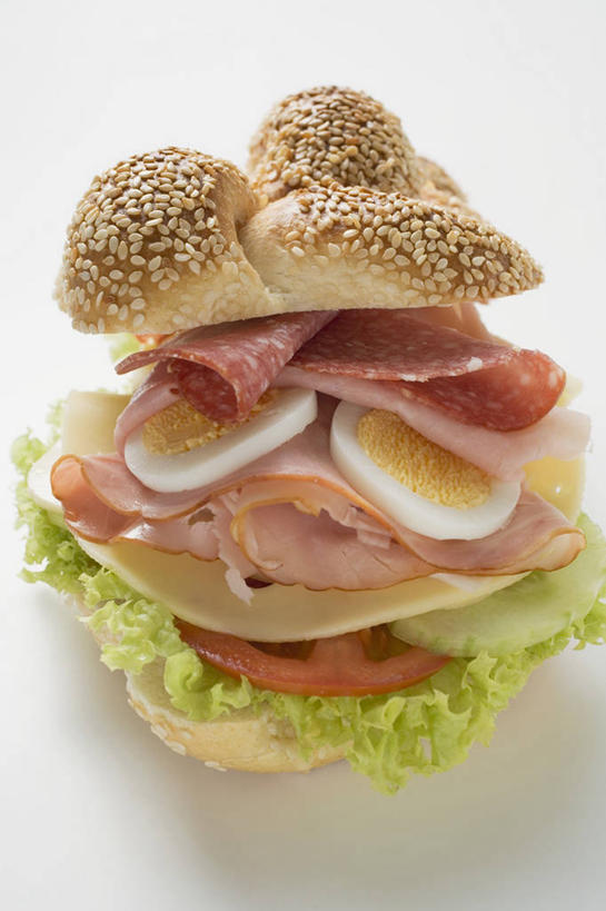 点心,面包,无人,竖图,俯视,室内,特写,白天,白色背景,烹饪,西餐,桌面,桌子,蔬菜,西红柿,阴影,新鲜,反射,木制,影子,生菜,莴苣,蛋,鸡蛋,肉,芝麻,三明治,料理,食品,面点,甜点,甜品,火腿,猪肉,菜肴,美食,肉类,食物,腌制,糕点,一个,木制品,快餐,甜食,奶油,西式,摄影,佳肴,有机食品,绿色食品,影棚,单个,乳制品,肉食,西式快餐,小圆面包,三文治,豚肉,脂麻,胡麻,白麻,巨胜子,春菜,鹅仔菜,莴仔菜,千金菜,油麻,卵,叶用莴苣,激凌,克林姆,淇淋,熏制,火肉,兰熏,猪腿,番茄,彩图,高角度拍摄,影棚拍摄,拍摄