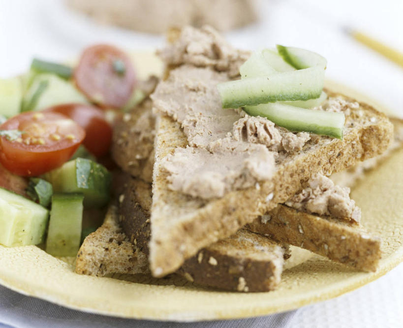 点心,面包,无人,横图,俯视,室内,特写,白天,白色背景,桌面,桌子,黄瓜,蔬菜,西红柿,小番茄,餐具,切开,阴影,朦胧,模糊,新鲜,反射,木制,碟子,盘,影子,调料,酱料,酱汁,佐料,食品,面点,调味品,调味料,吐司,酱,食物,糕点,一个,盘子,木制品,碟,切,花生酱,摄影,有机食品,绿色食品,影棚,单个,法式面包,剖面,吐司面包,切面,小西红柿,樱桃小番茄,珍珠小番茄,樱桃番茄,圣女果,青瓜,胡瓜,番茄,彩图,高角度拍摄,影棚拍摄,拍摄,多士,听型面包