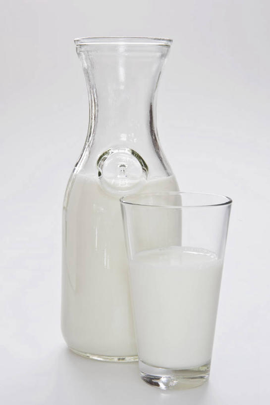 牛奶,无人,竖图,室内,特写,白天,白色背景,正面,桌面,桌子,杯子,阴影,反射,木制,影子,饮品,一杯,营养,玻璃制品,饮料,一个,玻璃瓶,木制品,瓶子,水杯,摄影,影棚,单个,乳制品,奶,牛乳,安神,玻璃杯,彩图,影棚拍摄,拍摄