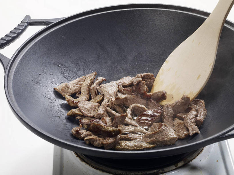 无人,横图,俯视,室内,特写,白天,烹饪,中餐,桌面,桌子,厨具,金属制品,阴影,反射,金属,木制,锅子,影子,肉,牛肉,料理,食品,锅铲,锅,菜肴,美食,肉类,食物,一个,木制品,中式,佳肴,单个,煎锅,锅具,灶具,燃气灶,肉食,烹饪用具,燃气具,烹调用具,烹调,彩图,高角度拍摄