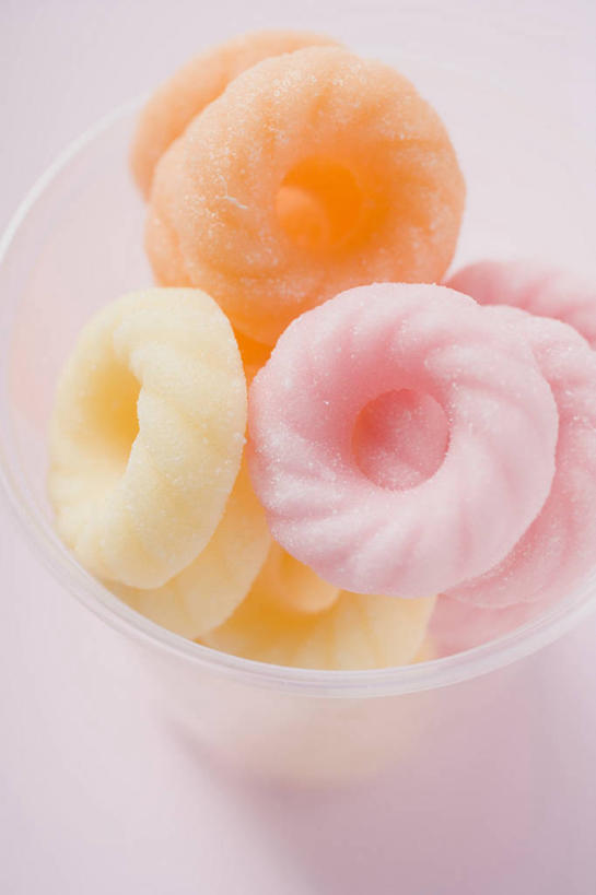 无人,竖图,俯视,室内,特写,白天,桌面,桌子,杯子,一堆,许多,阴影,堆叠,堆积,粉色背景,反射,木制,影子,塑料,食品,糖,糖果,甜点,甜品,软糖,很多,食物,一个,木制品,塑料制品,甜食,摄影,影棚,单个,塑料杯,堆,彩图,高角度拍摄,影棚拍摄,拍摄