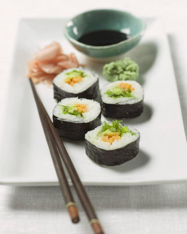 米饭,寿司,芥末,无人,竖图,俯视,室内,特写,白天,白色背景,烹饪,筷子,桌面,桌子,餐具,一双,阴影,反射,木制,碟子,盘,影子,陶瓷,调料,日本料理,料理,食品,陶瓷制品,饭,调味品,调味料,文化,传统,酱油,菜肴,美食,食物,一个,盘子,木制品,容器,碟,碗,日式料理,日式,摄影,佳肴,影棚,单个,储藏,礼节,五谷,储存,醋饭,礼仪,山葵,泽山葵,溪山葵,芥子末,山嵛菜,芥辣粉,哇沙比,辣根,四喜饭,豉油,进餐用具,彩图,高角度拍摄,影棚拍摄,拍摄,贮存