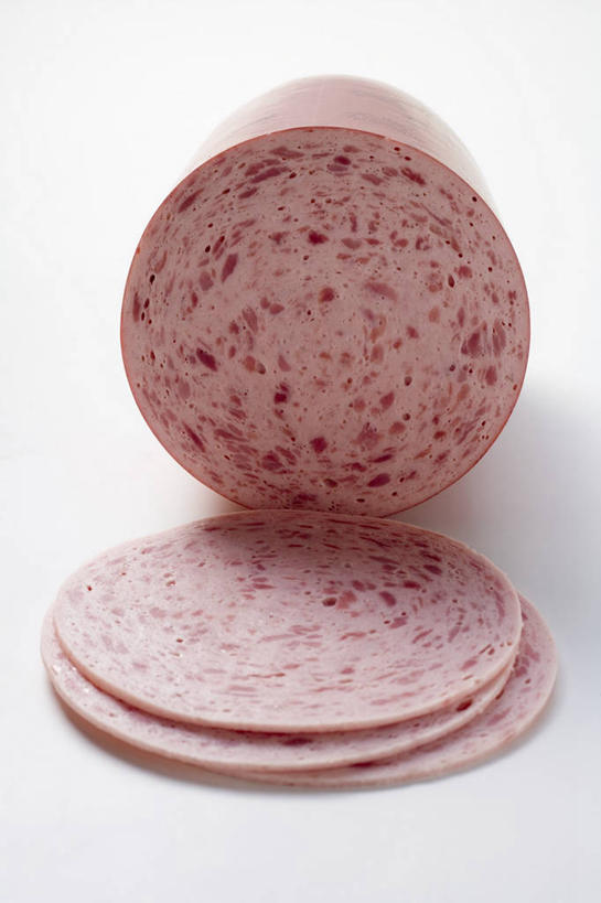 无人,竖图,俯视,室内,特写,白天,白色背景,桌面,桌子,切开,阴影,反射,纹路,木制,纹理,影子,肉,香肠,腊肠,猪肉,肉类,粉色,木制品,切,摄影,影棚,剖面,肉食,切面,豚肉,肌理,彩图,高角度拍摄,影棚拍摄,拍摄