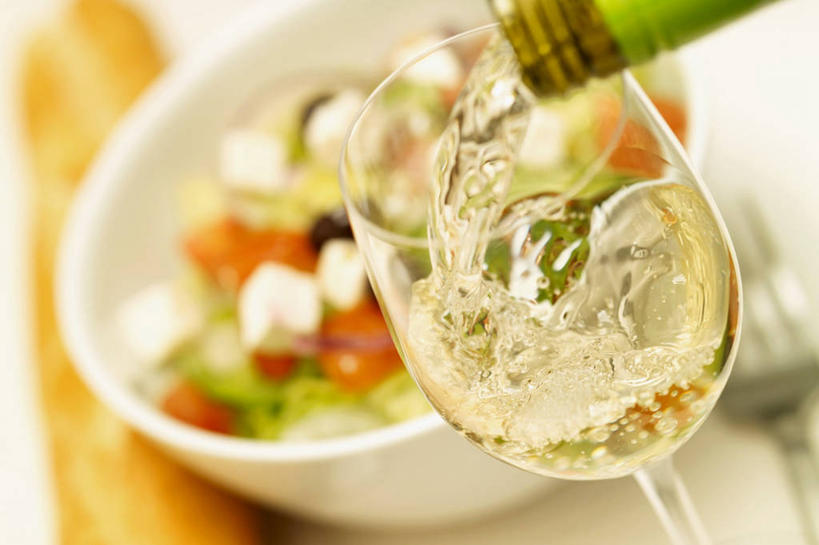 点心,面包,奶酪,红酒,葡萄酒,无人,横图,俯视,室内,特写,白天,桌面,桌子,蔬菜,杯子,阴影,朦胧,模糊,新鲜,反射,木制,高脚杯,影子,陶瓷,生食,蔬菜沙拉,干酪,起司,沙拉,食品,面点,陶瓷制品,红酒杯,白葡萄酒,酒类,芝士,营养,法国面包,红酒瓶,色拉,沙律,玻璃制品,酒,酒瓶,食物,糕点,饮料,一个,玻璃瓶,酒杯,木制品,瓶子,容器,碗,乳酪,有机食品,绿色食品,单个,色拉酱,储藏,法棍,长棍面包,乳制品,葡萄酒杯,葡萄酒瓶,储存,千岛酱,发酵,法式长棍面包,玻璃杯,彩图,高角度拍摄,贮存