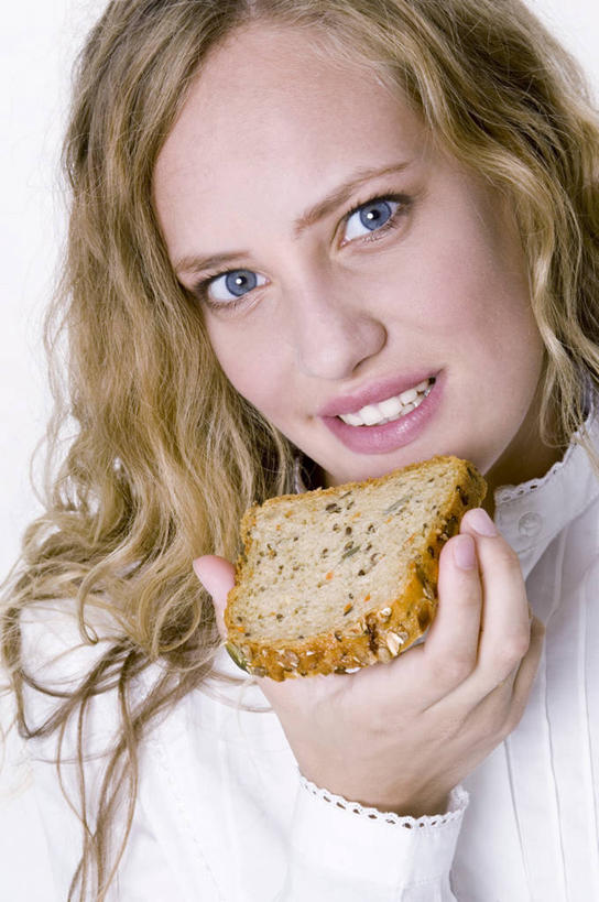 点心,面包,西方人,脸,头,脸颊,手,头发,一个人,站,笑,微笑,露齿笑,竖图,室内,特写,白天,白色背景,正面,欧洲,欧洲人,仅一个年轻女性,仅一个女性,仅一个人,一片,握,服装,食品,面点,拿,拿着,注视,休闲装,食物,糕点,衣服,白色,观察,看,站着,休闲,手部,休闲服,金色,握着,摄影,服饰,影棚,观看,单手,察看,关注,年轻女性,女人,女性,白种人,头部,长发,卷发,脸部,脸蛋,面部,站立,半身,彩图,影棚拍摄,拍摄