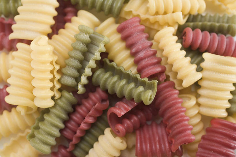 面食,通心粉,无人,横图,俯视,室内,特写,白天,西餐,一堆,许多,阴影,堆叠,堆积,反射,影子,面,通心面,料理,食品,很多,食物,黄色,红色,绿色,西式,堆,彩图,高角度拍摄