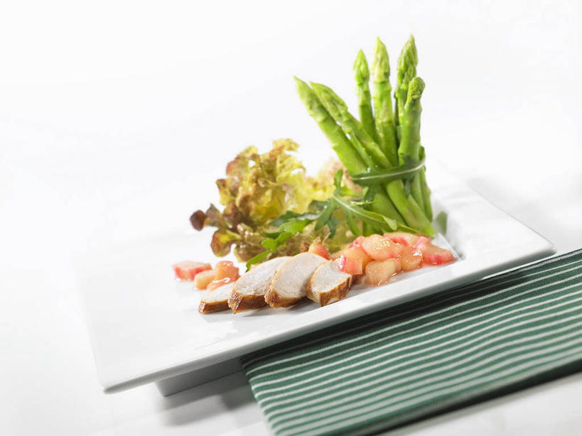 无人,横图,俯视,室内,特写,白天,白色背景,桌面,桌子,芦笋,蔬菜,餐具,一排,阴影,新鲜,整齐,反射,木制,碟子,盘,影子,生菜,莴苣,鸡肉,肉,生食,蔬菜沙拉,沙拉,食品,色拉,沙律,肉类,食物,排列,盘子,木制品,碟,摄影,有机食品,绿色食品,影棚,色拉酱,堆,队列,千岛酱,肉食,春菜,鹅仔菜,莴仔菜,千金菜,叶用莴苣,奶油生菜,猪尾巴,药鸡豆子,石刁柏,蚂蚁杆,龙须菜,狼尾巴根,彩图,高角度拍摄,影棚拍摄,拍摄