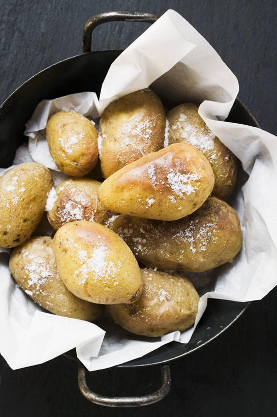 无人,竖图,俯视,室内,特写,白天,烹饪,桌面,桌子,蔬菜,土豆,厨具,金属制品,一堆,许多,阴影,堆叠,堆积,黑色背景,新鲜,反射,金属,木制,包装,包装纸,锅子,影子,纸,食品,纸张,很多,锅,食物,一个,木制品,摄影,有机食品,绿色食品,影棚,单个,煎锅,锅具,堆,包装材料,牛皮纸,烹饪用具,馍馍蛋,烹调用具,洋芋,山药蛋,马铃薯,烹调,彩图,高角度拍摄,影棚拍摄,拍摄