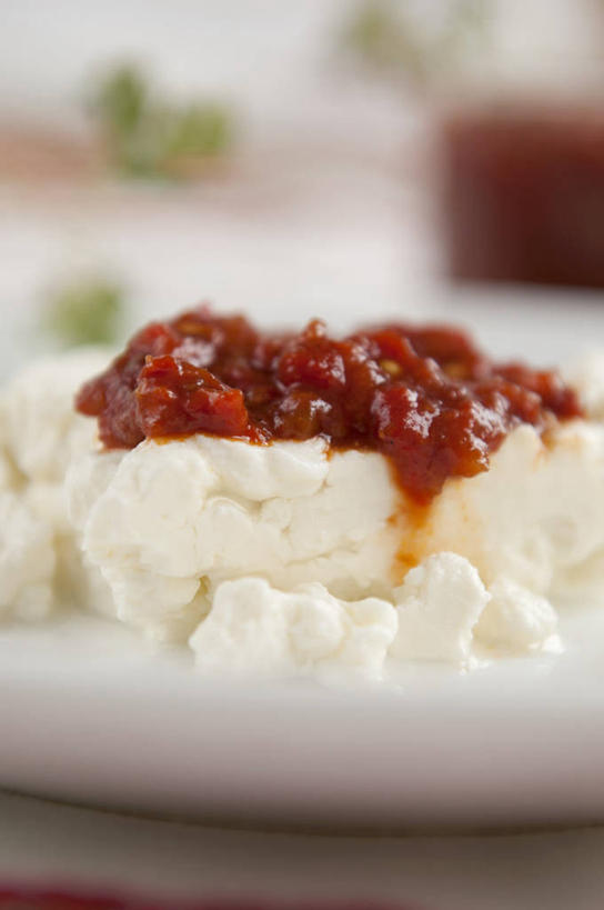 奶酪,无人,竖图,俯视,室内,特写,白天,桌面,桌子,辣椒,蔬菜,餐具,阴影,朦胧,模糊,新鲜,反射,木制,碟子,盘,影子,调料,酱料,酱汁,茄汁,佐料,干酪,起司,食品,调味品,芝士,营养,调味料,番茄酱,酱,食物,一个,盘子,木制品,碟,乳酪,有机食品,绿色食品,单个,乳制品,发酵,彩椒,山羊奶酪,辣角,红海椒,大椒,辣虎,广椒,甜椒,柿子椒,辣子,海椒,番椒,灯笼椒,彩图,高角度拍摄