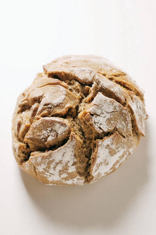 点心,面包,无人,竖图,俯视,室内,特写,白天,白色背景,桌面,桌子,阴影,反射,木制,影子,食品,面点,食物,糕点,一个,木制品,摄影,影棚,单个,小圆面包,彩图,高角度拍摄,影棚拍摄,拍摄