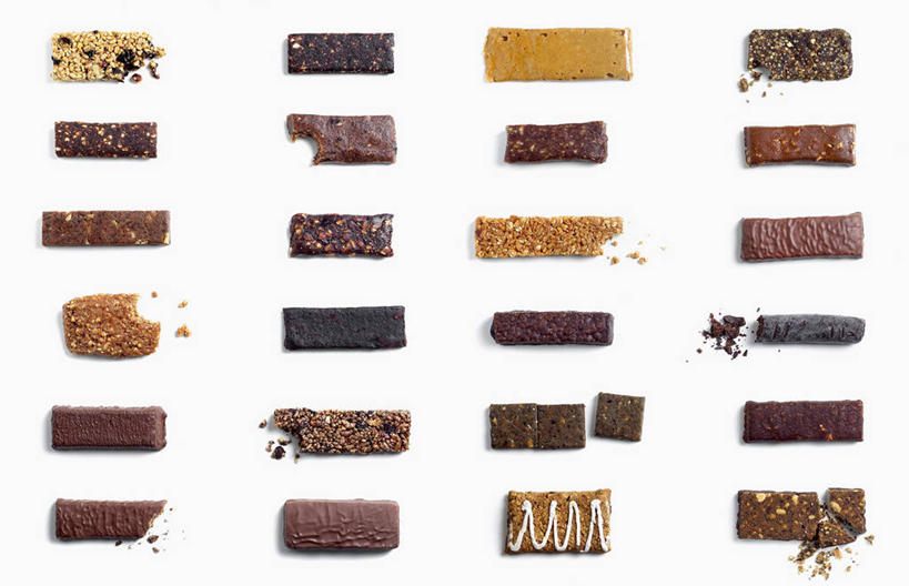 无人,横图,俯视,室内,特写,白天,白色背景,桌面,桌子,一排,许多,阴影,整齐,并列,并排,反射,木制,影子,食品,糖,糖果,甜点,甜品,燕麦,很多,食物,排列,木制品,甜食,巧克力,摄影,影棚,朱古力,队列,平行,玉麦,铃铛麦,裸燕麦,雀麦,野麦,莜麦,彩图,高角度拍摄,影棚拍摄,拍摄