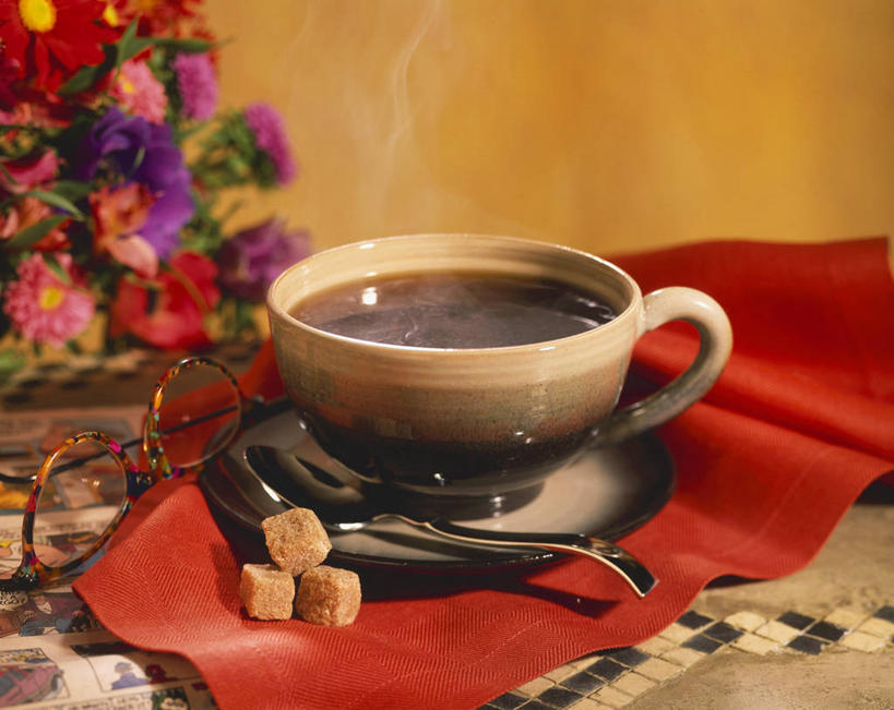 咖啡,无人,横图,俯视,室内,特写,白天,幸福,智慧,桌面,桌子,杯子,阴影,花纹,艺术,装饰,盛开,反射,木制,布,瓷器,图案,影子,勺子,糖,咖啡杯,陶瓷制品,一杯,花蕾,布纹,文化,娱乐,花,花瓣,花朵,鲜花,饮料,一个,插花,木制品,调羹,汤匙,花苞,花蕊,享受,休闲,温馨,放松,乐趣,保健,单个,华丽,修饰,布匹,插花艺术,点缀,创造,提神,舒适,创作,瓷杯,醒脑,想象,红糖,止痛,衬托,美观,雅致,雅观,软饮料,补血,化淤,健脾,暖胃,益气,彩图,高角度拍摄,活血