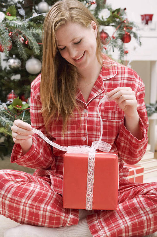 西方人,一个人,坐,盘腿,竖图,室内,白天,正面,植物,礼盒,礼物,欧洲,圣诞节,欧洲人,仅一个年轻女性,仅一个女性,仅一个人,握,睡衣,服装,节日,庆祝,装饰,包装,包装纸,挂饰,丝绸,丝带,纸,纸盒,圣诞树,缎带,圣诞球,纸张,拿,拿着,注视,文化,绸带,盒子,球,树,树木,衣服,绿色,自然,包装盒,礼品盒,观察,看,庆典,球体,握着,服饰,礼品,生长,成长,观看,纪念,华丽,修饰,点缀,察看,包装材料,牛皮纸,衣着,穿着,关注,衬托,美观,雅致,雅观,寝衣,衣饰,年轻女性,女人,女性,白种人,盘腿而坐,盘膝,盘着腿的,盘着腿坐,双腿交叉,坐着,半身,彩图