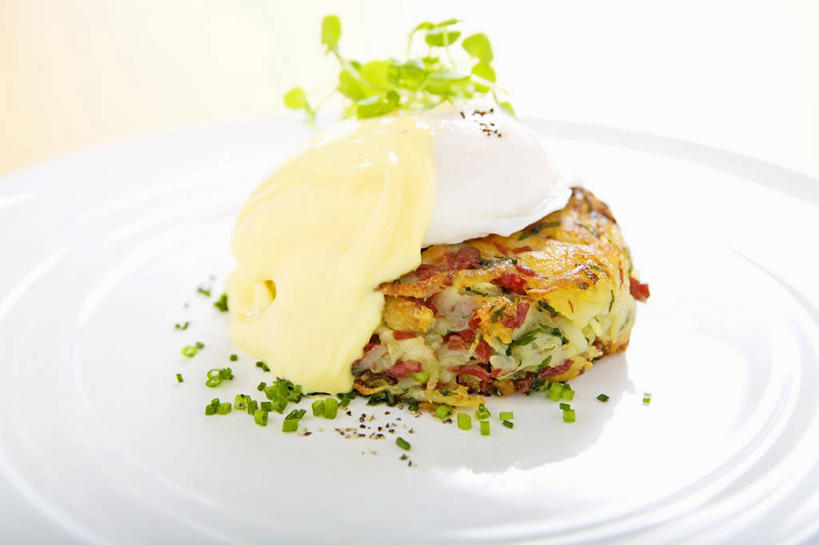 点心,无人,横图,俯视,室内,特写,白天,桌面,桌子,蔬菜,餐具,叶子,阴影,新鲜,反射,木制,碟子,盘,影子,蛋,鸡蛋,肉,牛肉,食品,绿叶,文化,饼,小吃,肉类,食物,糕点,一个,盘子,木制品,碟,嫩叶,有机食品,绿色食品,单个,肉食,土豆饼,卵,叶,叶片,彩图,高角度拍摄