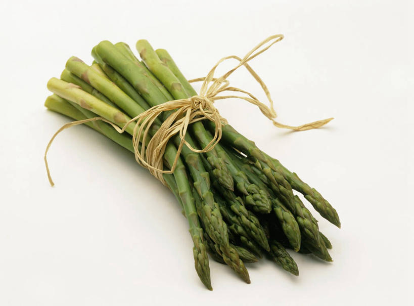 无人,横图,俯视,室内,特写,白天,白色背景,桌面,桌子,芦笋,蔬菜,阴影,新鲜,反射,木制,影子,食品,食物,绿色,木制品,绳子,摄影,有机食品,绿色食品,影棚,绳索,猪尾巴,药鸡豆子,石刁柏,蚂蚁杆,龙须菜,狼尾巴根,彩图,高角度拍摄,影棚拍摄,拍摄