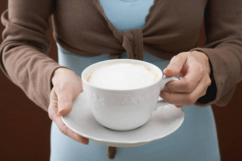 咖啡,西方人,手,一个人,站,横图,俯视,室内,特写,白天,幸福,杯子,餐具,欧洲,欧洲人,双手,仅一个年轻女性,仅一个女性,仅一个人,握,服装,瓷器,碟子,盘,卡布奇诺,咖啡杯,陶瓷制品,一杯,拿,拿着,休闲装,娱乐,饮料,一个,衣服,盘子,碟,站着,享受,休闲,温馨,手部,休闲服,放松,乐趣,握着,摄影,服饰,影棚,褐色背景,单个,提神,舒适,瓷杯,醒脑,软饮料,卡布奇诺咖啡,年轻女性,女人,女性,白种人,站立,半身,彩图,高角度拍摄,影棚拍摄,拍摄