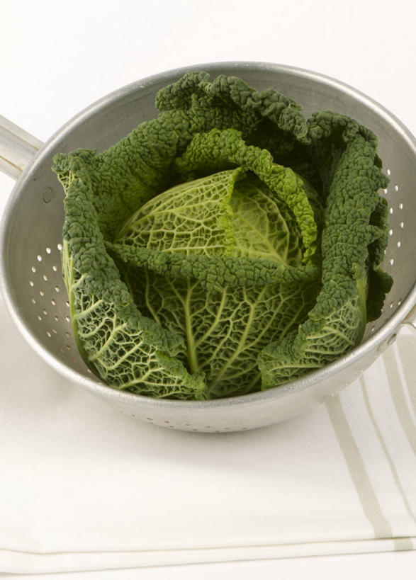 无人,竖图,俯视,室内,特写,白天,白色背景,植物,桌面,桌子,蔬菜,椰菜,卷心菜,叶子,阴影,新鲜,反射,木制,纹理,影子,陶瓷,食品,绿叶,陶瓷制品,食物,一个,绿色,木制品,容器,碗,嫩叶,甘蓝,摄影,有机食品,绿色食品,影棚,单个,储藏,储存,肌理,叶,叶片,叶脉,结球甘蓝,甘兰,包心菜,彩图,高角度拍摄,影棚拍摄,拍摄,贮存