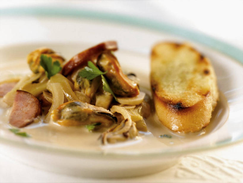 点心,海鲜,面包,无人,横图,俯视,室内,特写,白天,白色背景,烹饪,西餐,桌面,桌子,贝壳,餐具,阴影,朦胧,模糊,反射,木制,碟子,盘,影子,汤,料理,食品,面点,水产,菜肴,美食,海洋生物,食物,糕点,一个,盘子,木制品,碟,西式,摄影,佳肴,影棚,单个,水生动物,海产品,贻贝,水生物,海底动物,海虹,淡菜,壳菜,青口,彩图,高角度拍摄,影棚拍摄,拍摄