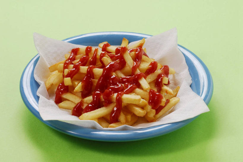 无人,横图,俯视,室内,特写,白天,烹饪,西餐,餐桌,桌面,桌子,餐具,绿色背景,阴影,反射,木制,包装,包装纸,碟子,盘,影子,纸,调料,酱料,酱汁,茄汁,佐料,料理,食品,纸张,调味品,调味料,番茄酱,薯条,酱,菜肴,美食,食物,一个,盘子,木制品,碟,快餐,西式,摄影,佳肴,影棚,单个,餐台,包装材料,牛皮纸,西式快餐,垃圾食品,彩图,高角度拍摄,影棚拍摄,拍摄