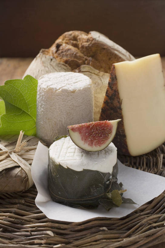 点心,面包,奶酪,无人,竖图,俯视,室内,特写,白天,植物,桌面,桌子,无花果,水果,叶子,切开,阴影,新鲜,反射,木制,纹理,影子,生食,干酪,起司,食品,面点,果实,绿叶,芝士,营养,食物,糕点,绿色,木制品,切,嫩叶,乳酪,有机食品,绿色食品,乳制品,发酵,剖面,切面,山羊奶酪,肌理,叶,叶片,叶脉,映日果,树地瓜,奶浆果,蜜果,彩图,高角度拍摄