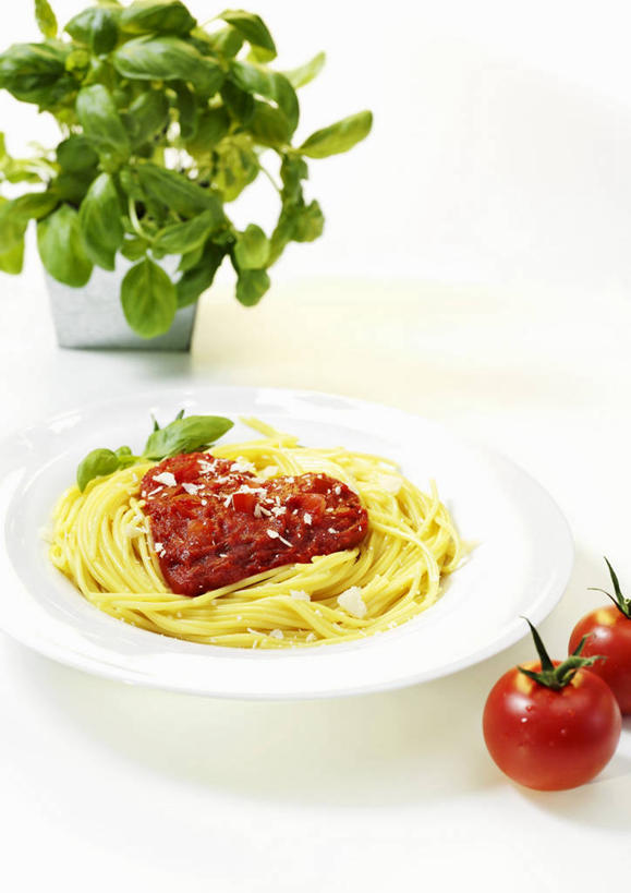 面食,面条,意大利面,无人,竖图,俯视,室内,特写,白天,白色背景,西餐,植物,桌面,桌子,蔬菜,西红柿,餐具,叶子,阴影,新鲜,反射,木制,碟子,盘,影子,调料,酱料,酱汁,面,茄汁,香料,佐料,料理,食品,绿叶,草药,调味品,调味料,番茄酱,酱,中药,食物,一个,盘子,木制品,碟,香草,嫩叶,西式,摄影,有机食品,绿色食品,影棚,单个,罗勒,紫苏,药材,中草药,九层塔,圣约瑟夫草,甜罗勒,兰香,中药材,本草,叶,叶片,番茄,彩图,高角度拍摄,影棚拍摄,拍摄