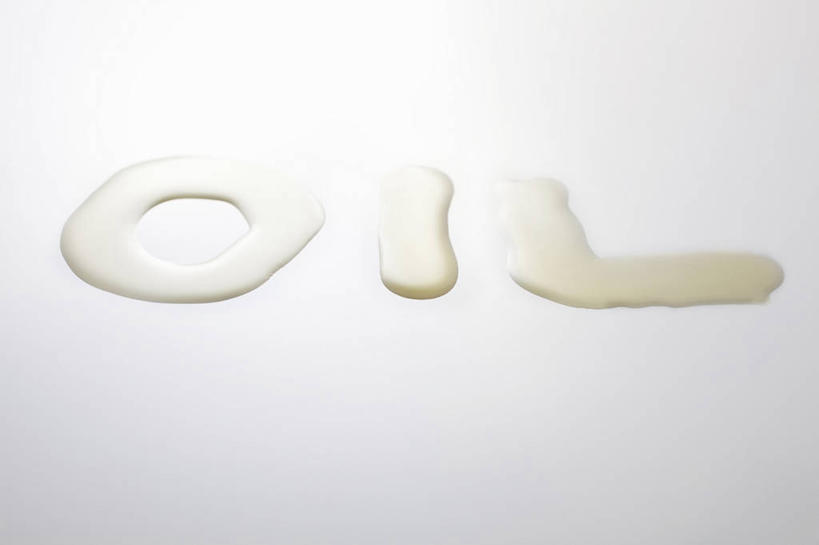 无人,横图,俯视,室内,特写,白天,白色背景,桌面,桌子,阴影,反射,木制,英文,标志,文字,影子,字符,字母,食用油,油,橄榄油,标识,木制品,摄影,影棚,英文字母,植物油,彩图,高角度拍摄,影棚拍摄,拍摄