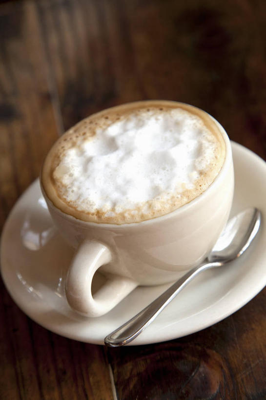 咖啡,无人,竖图,俯视,室内,特写,白天,幸福,桌面,桌子,杯子,餐具,金属制品,阴影,反射,金属,木制,瓷器,碟子,盘,影子,勺子,卡布奇诺,咖啡杯,陶瓷制品,一杯,娱乐,饮料,一个,盘子,木制品,调羹,碟,汤匙,享受,休闲,温馨,放松,乐趣,单个,提神,舒适,瓷杯,醒脑,软饮料,卡布奇诺咖啡,彩图,高角度拍摄