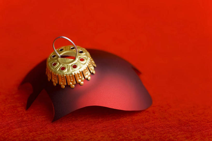 无人,横图,俯视,室内,特写,白天,桌面,桌子,静物,圣诞节,阴影,红色背景,节日,破碎,庆祝,装饰,反射,木制,挂饰,影子,圣诞球,文化,球,一个,红色,木制品,庆典,球体,摄影,影棚,单个,纪念,华丽,修饰,点缀,碎裂,破裂,分裂,衬托,美观,雅致,雅观,彩图,高角度拍摄,影棚拍摄,拍摄,决裂