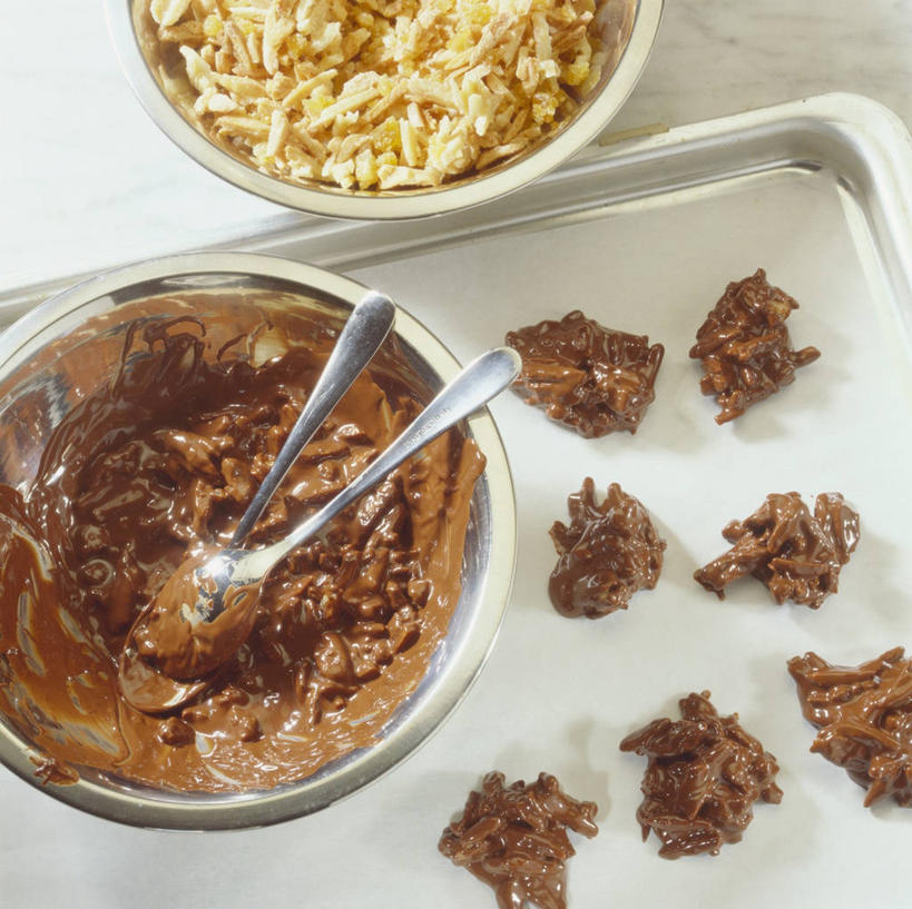 点心,无人,横图,俯视,室内,特写,白天,白色背景,桌面,桌子,杏仁,餐具,金属制品,阴影,反射,金属,木制,碟子,盘,影子,勺子,陶瓷,食品,甜品,陶瓷制品,食物,一个,盘子,木制品,容器,调羹,碟,汤匙,碗,饼干,甜食,零食,巧克力,巧克力酱,摄影,影棚,单个,储藏,朱古力,储存,杏子,杏梅仁,杏核仁,木落子,苦杏仁,彩图,高角度拍摄,影棚拍摄,拍摄,贮存