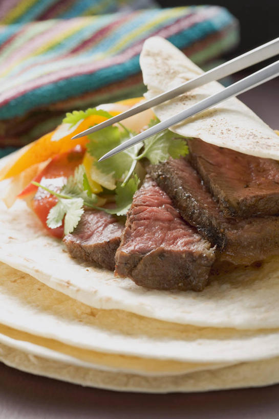 点心,无人,竖图,俯视,室内,特写,白天,烹饪,西餐,玉米,桌面,桌子,辣椒,蔬菜,阴影,花纹,新鲜,反射,木制,棒子,布,图案,影子,玉蜀黍,肉,牛肉,料理,食品,布纹,文化,饼,小吃,菜肴,美食,肉类,食物,糕点,木制品,快餐,甜食,西式,佳肴,有机食品,绿色食品,布匹,苞米,苞芦,肉食,彩椒,鸡肉卷,西式快餐,玉米饼,辣角,红海椒,大椒,辣虎,广椒,苞谷,墨西哥鸡肉卷,包谷,大蜀黍,番麦,薏米包,玉高粱,玉麦,珍珠米,甜椒,柿子椒,辣子,海椒,番椒,灯笼椒,彩图,高角度拍摄